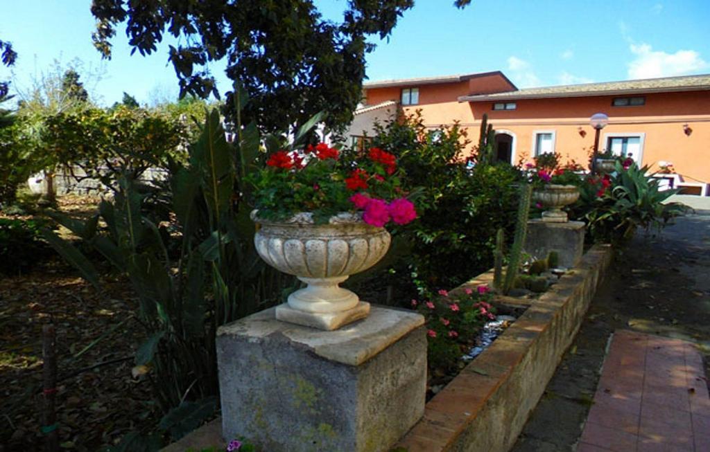 Baglio Delle Rose Bed & Breakfast Giarre Bagian luar foto